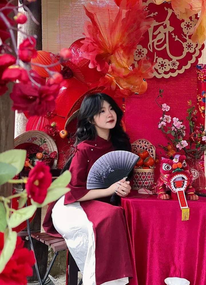 Ảnh nền gái xinh ngực to màu đỏ hồng niềm hạnh phúc