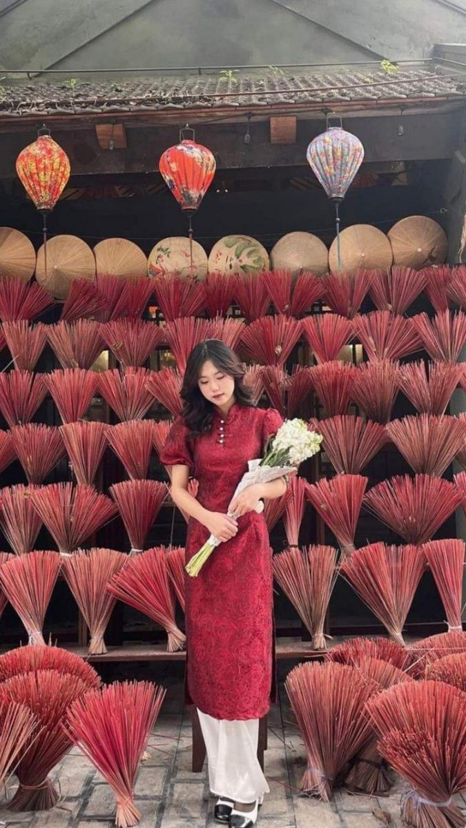 Ảnh gái xinh nhỏ tuổi với ngực to màu đỏ hồng