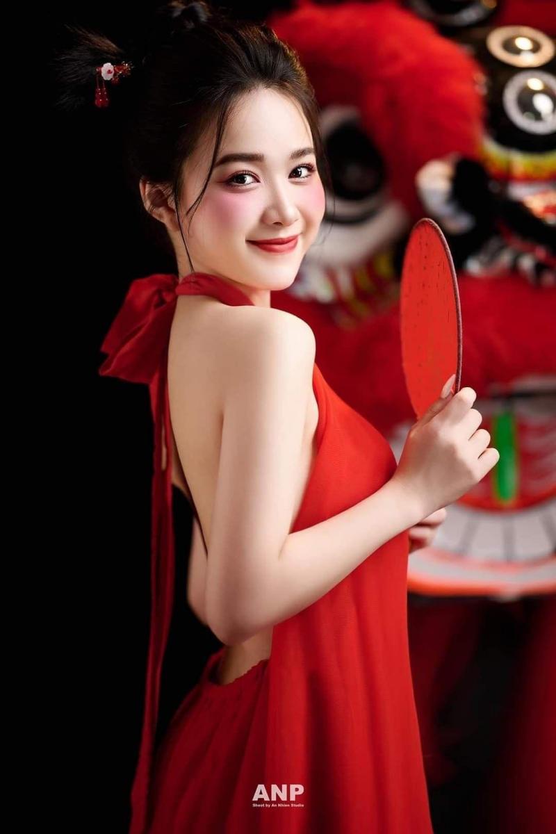 Ảnh gái xinh đeo kính, ngực to màu đỏ kiểu tóc sắc đẹp