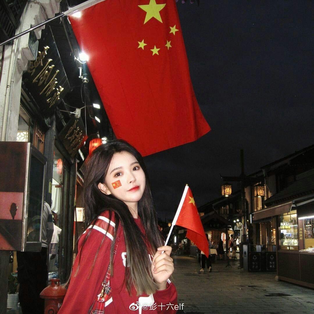 Các cô gái xinh đẹp trong trang phục áo đỏ