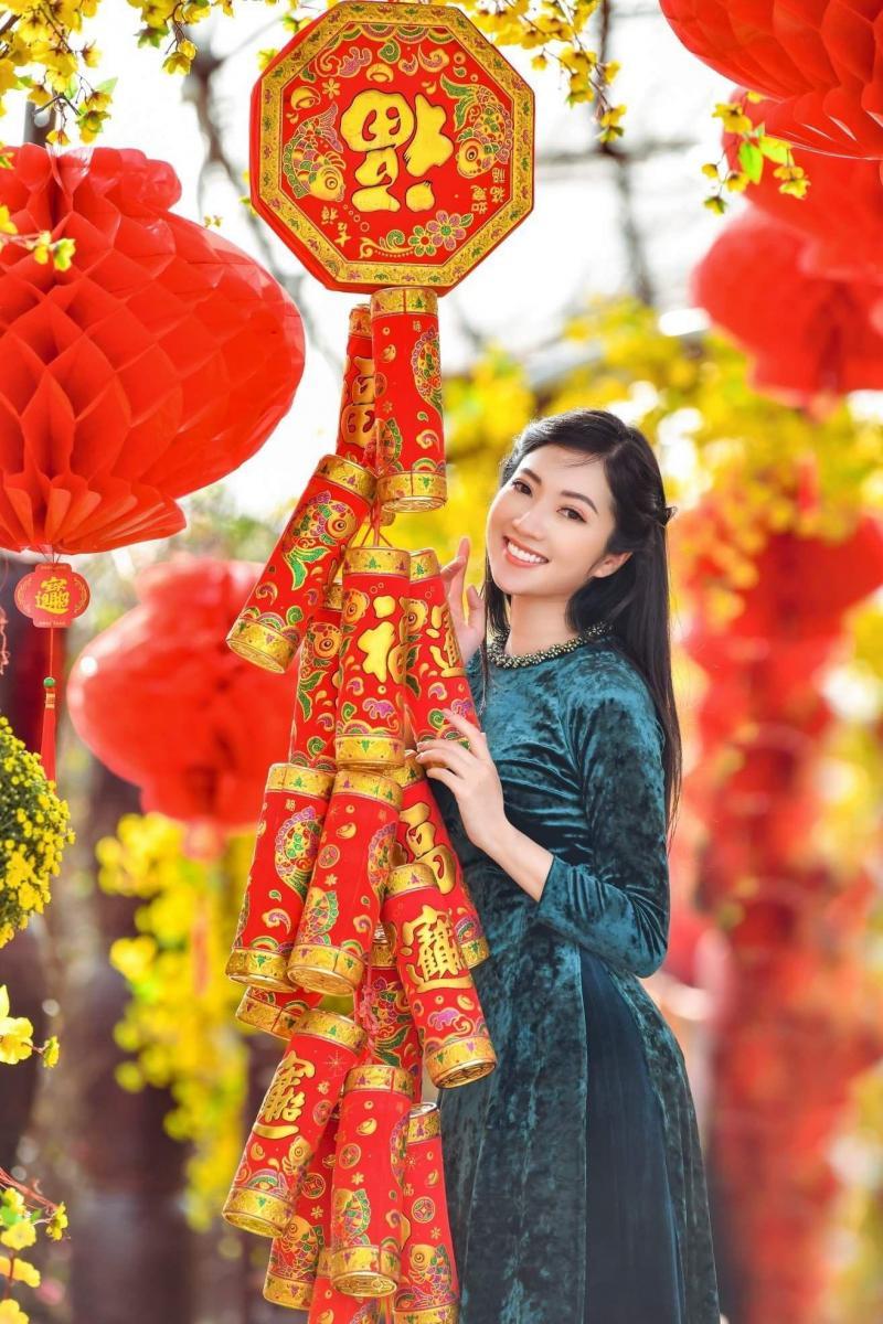 Ảnh mạng gái xinh với ngực to màu đỏ và vàng