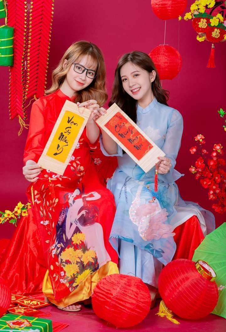 Ảnh gái xinh xăm mình trong bộ váy đỏ hạnh phúc