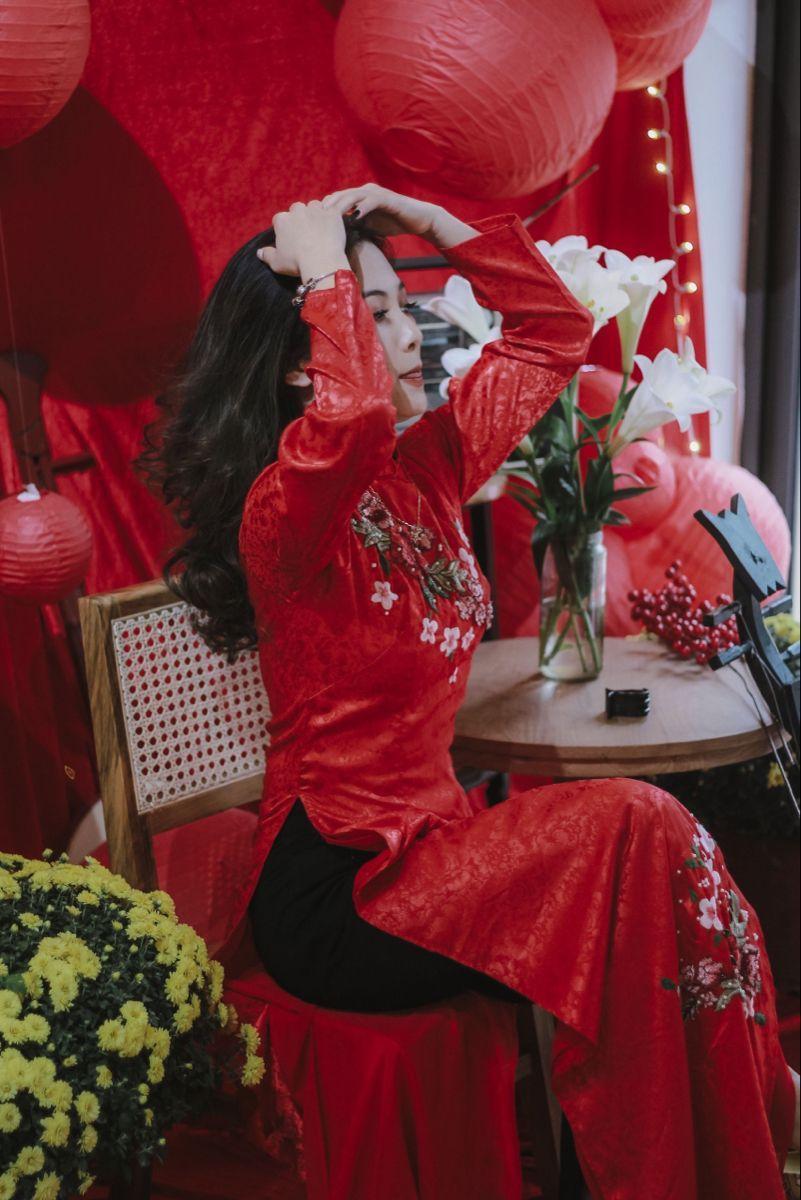 Mẫu Ảnh Gái Xinh Với Ngực To, Hạnh Phúc Và