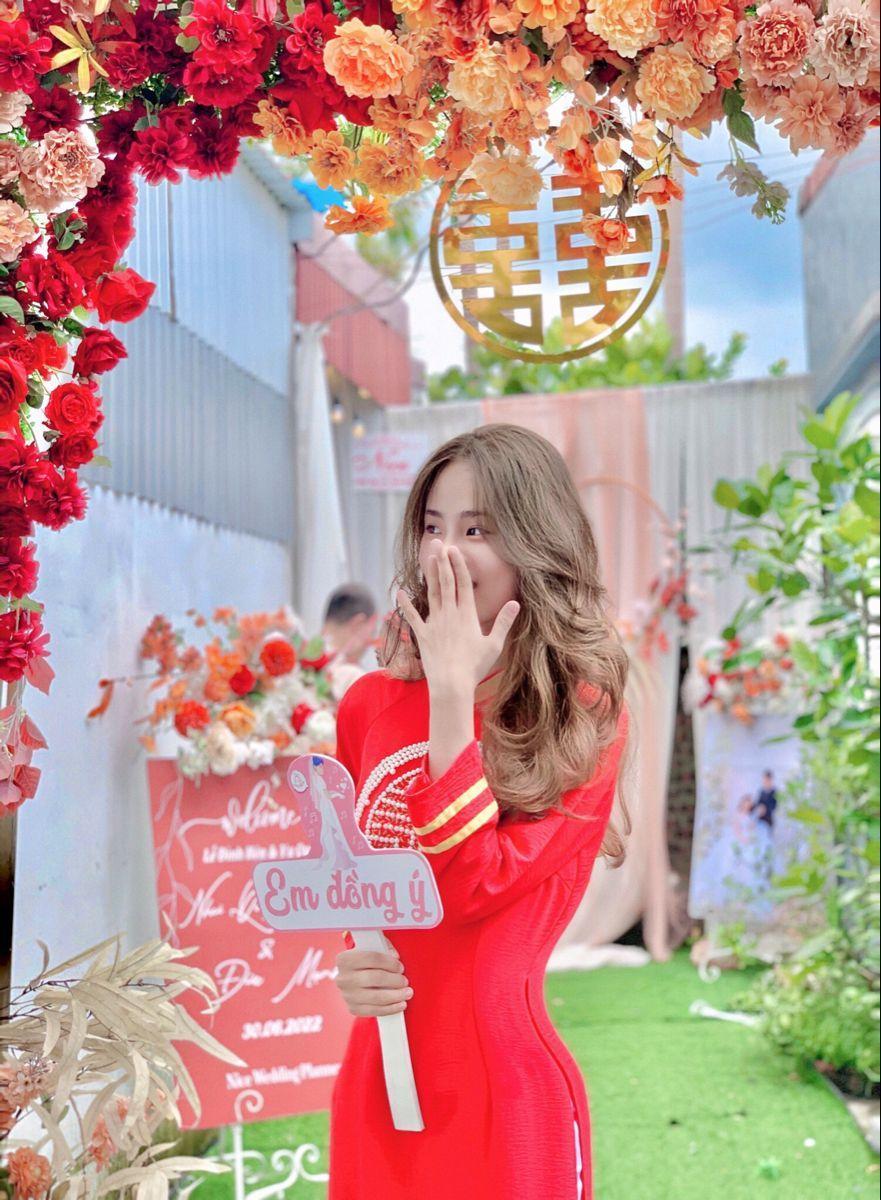 Gái xinh mặc hở trong bộ ảnh ngực to màu đỏ