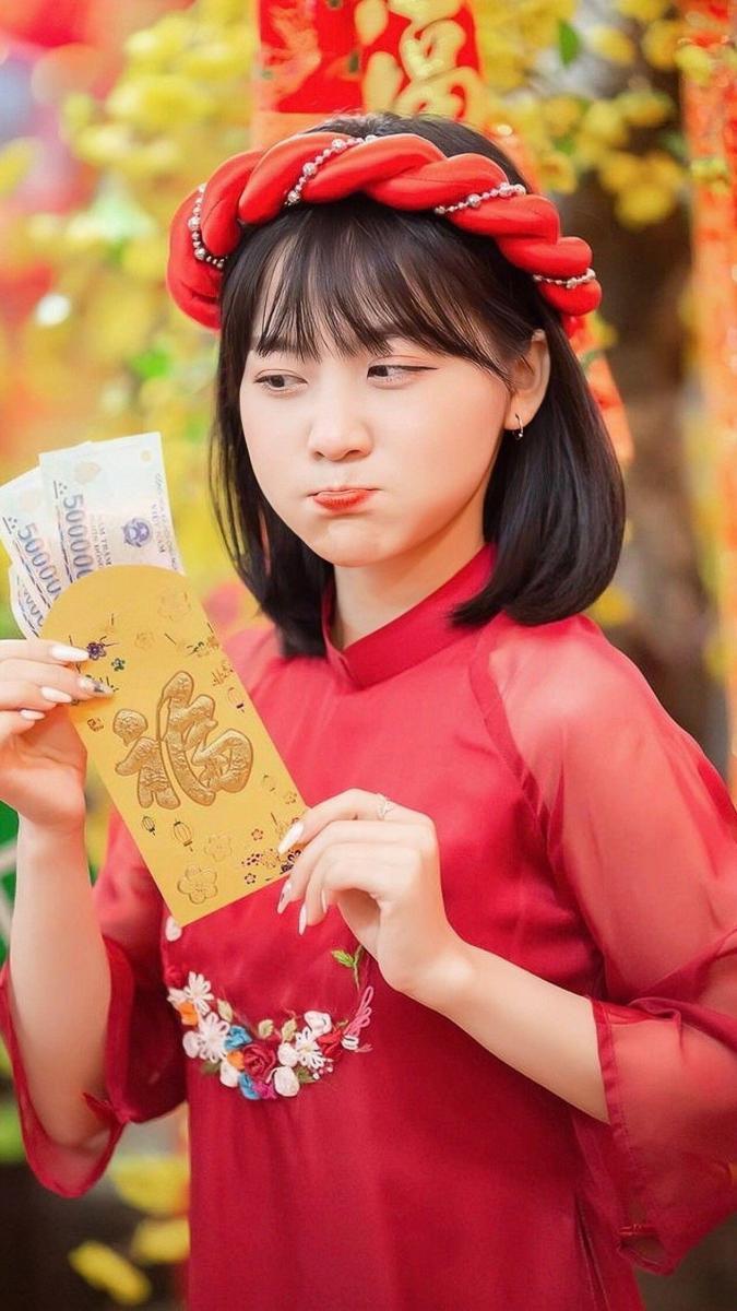 Ảnh gái xinh nhỏ tuổi với ngực to màu đỏ