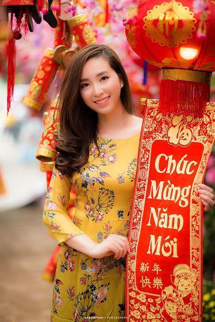 Ảnh gái xinh váy ngắn, ngực to màu đỏ niềm hạnh phúc