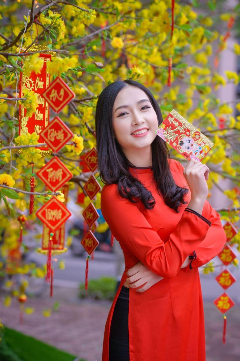Gái xinh xinh trong bộ đồ màu đỏ hạnh phúc