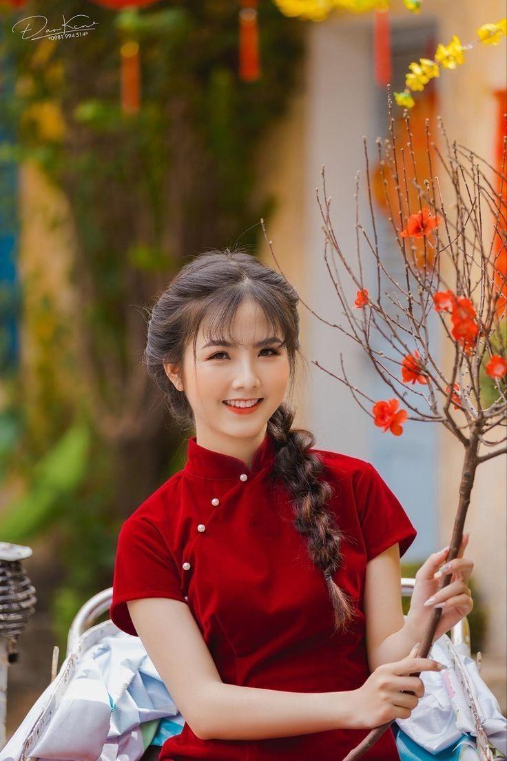 Gái Xinh Ngực To Màu Đỏ Niềm Hạnh Phúc Nữ Cười