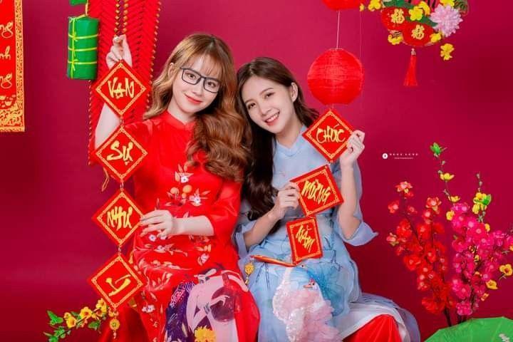 Hình chị gái xinh trong bộ bikini đỏ hạnh phúc