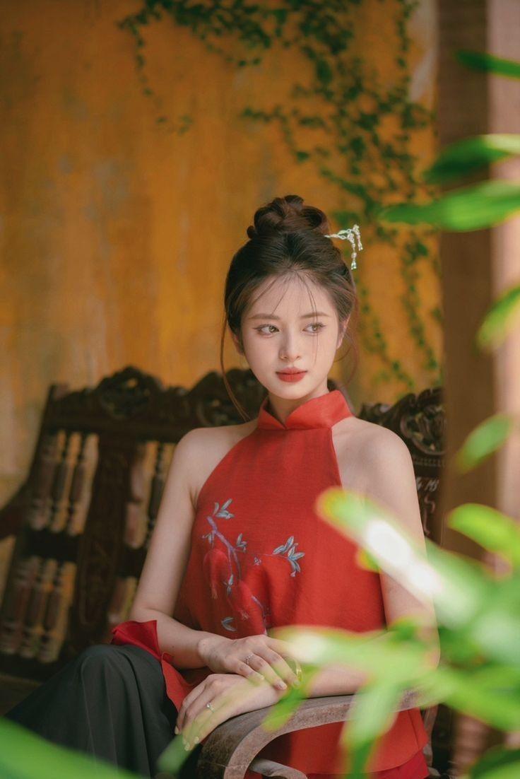 Hình ảnh cô gái xinh đẹp với ngực to màu đỏ sắc đẹp