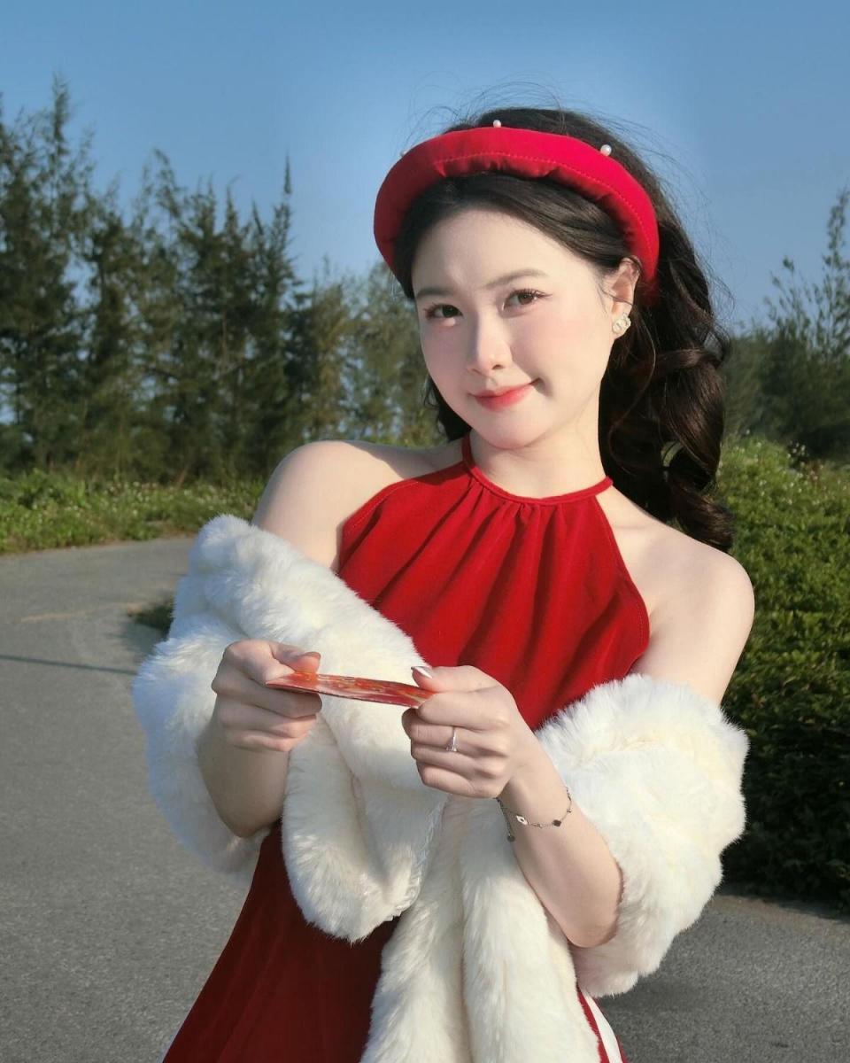 Ảnh gái xinh ngực to màu đỏ sắc đẹp đậm