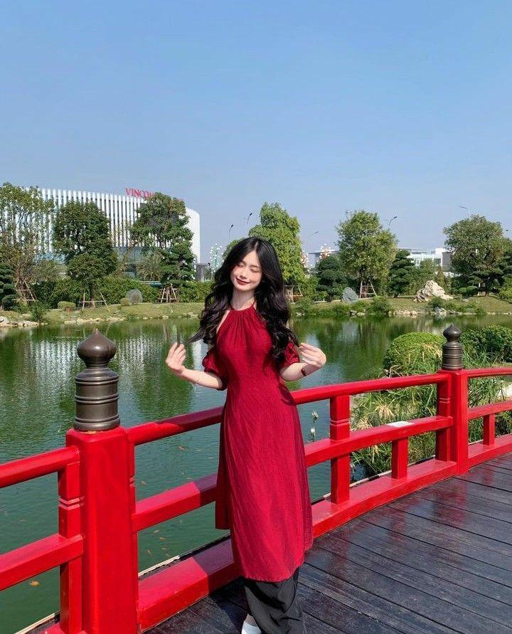 Ảnh gái xinh ngực to màu đỏ sắc đẹp đậm