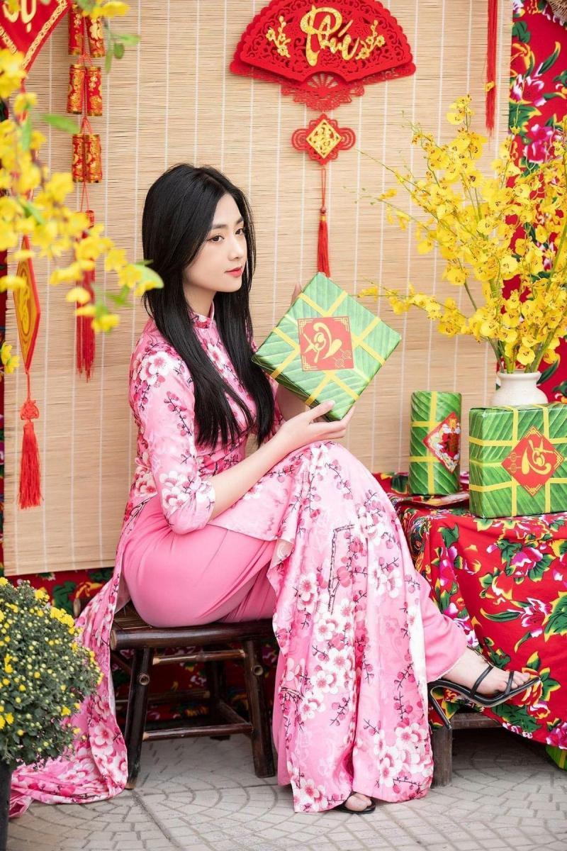Ảnh gái xinh cosplay đẹp với ngực to màu đỏ sắc đẹp hồng