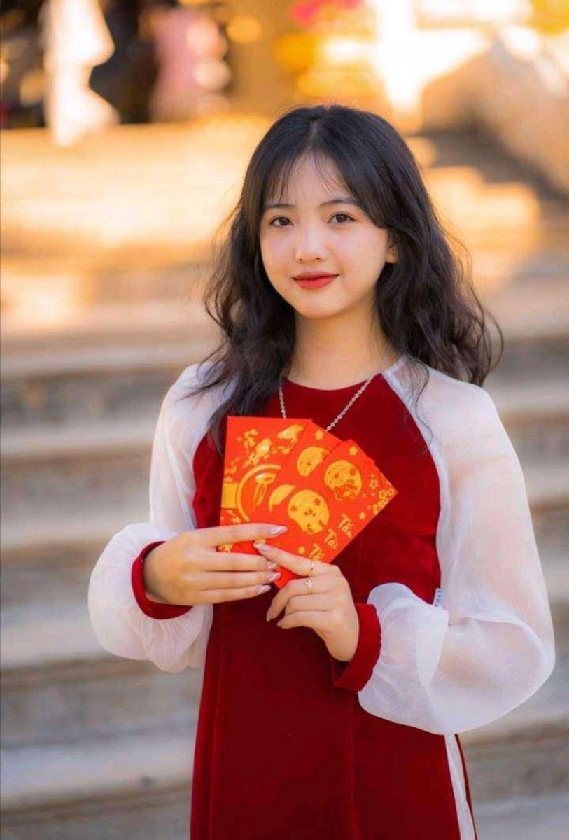 Ảnh gái xinh ngực to màu đỏ sắc đẹp niềm hạnh phúc