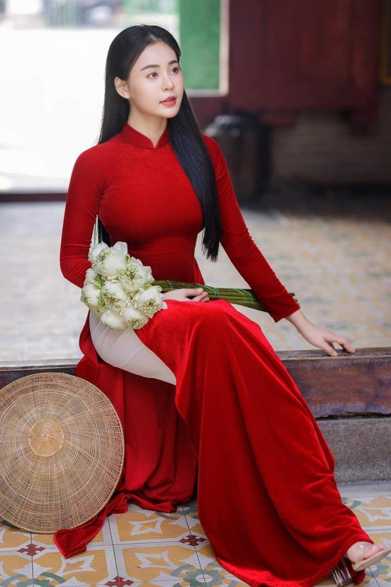 Ảnh gái xinh ngực to màu đỏ sắc đẹp thời trang