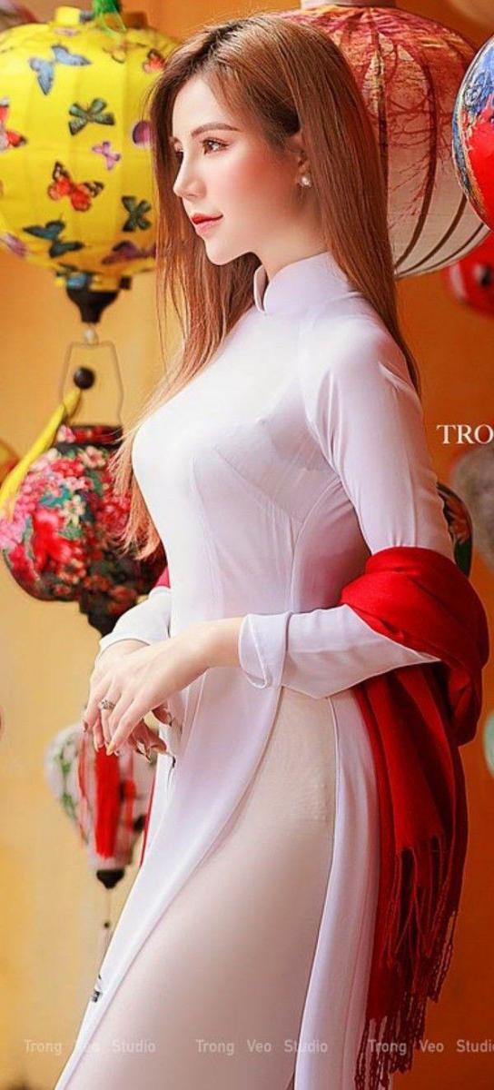 Gái xinh K9 và gái xinh karaoke trong bộ bikini màu trắng