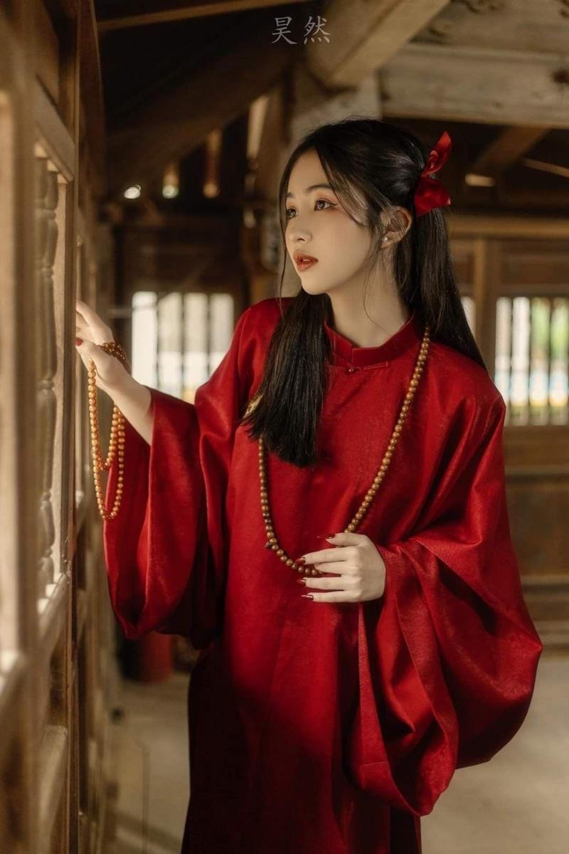 Ảnh gái xinh ngực to màu đỏ sắc đẹp thời trang Việt Phúc
