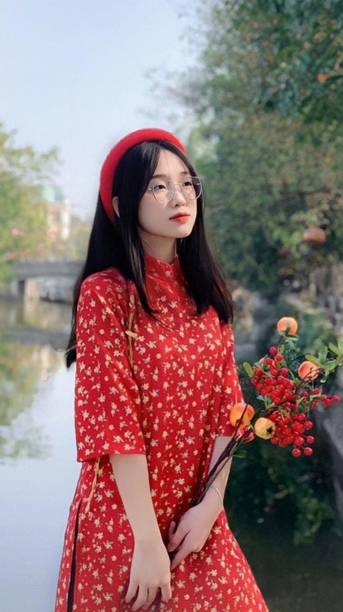 Ảnh gái xinh tâm trạng trong váy trắng và áo trắng