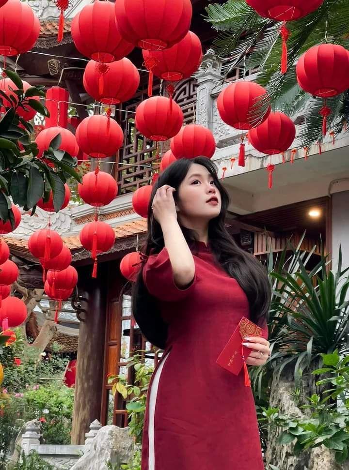 Gái xinh mặc bikini màu trắng tại bãi biển