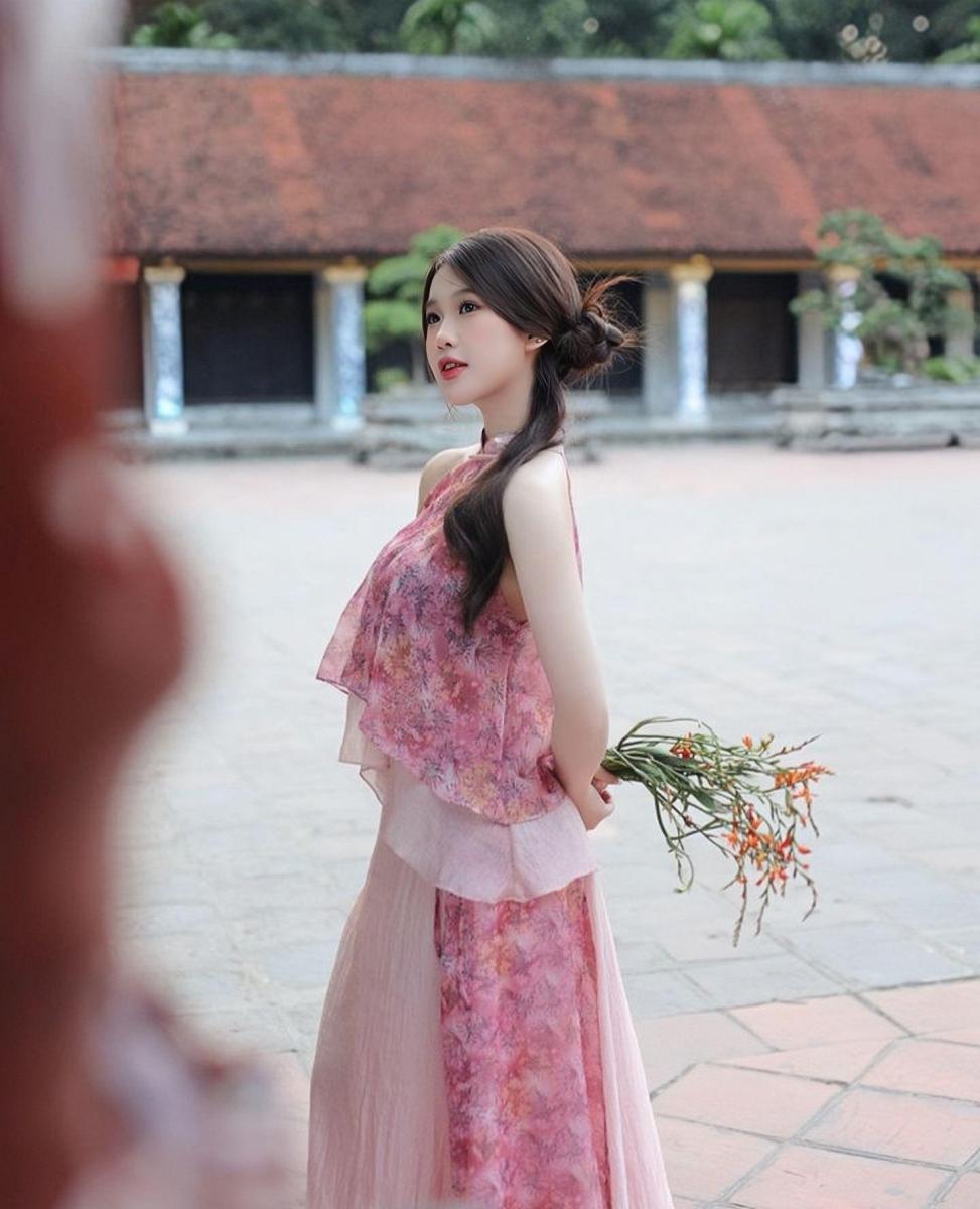 Hình ảnh cô gái xinh trong bộ váy đỏ đẹp