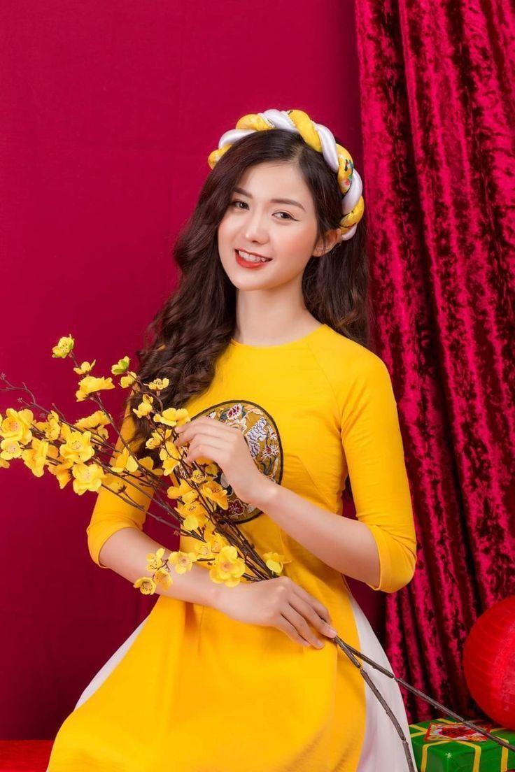 Gái xinh che mặt với biểu cảm khuôn mặt rạng rỡ