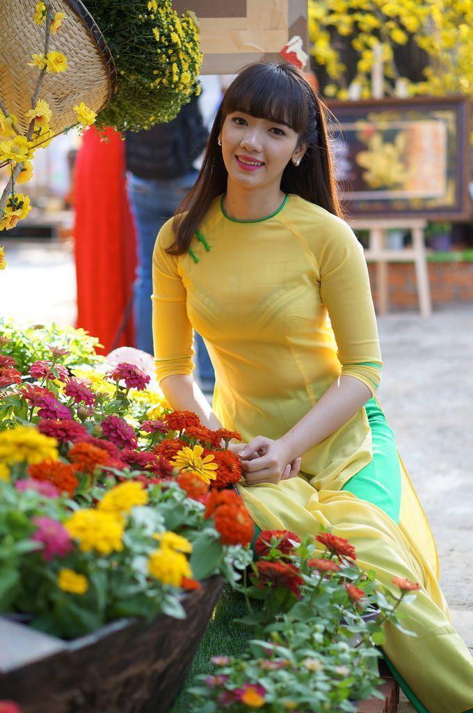 Gái xinh hỏa thân trong bộ ảnh ngực to màu vàng hoa niềm hạnh phúc