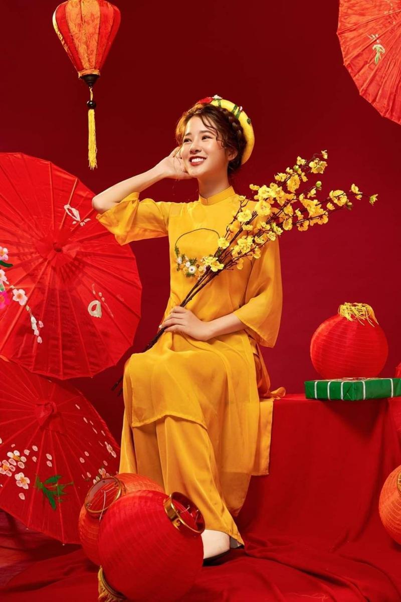 Ảnh gái xinh tết đeo ngực to màu vàng đỏ