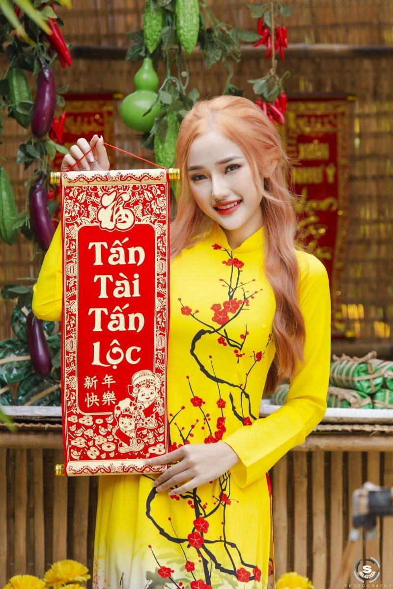 Ảnh gái xinh không mặc quần áo vui vẻ trong bộ đồ vàng
