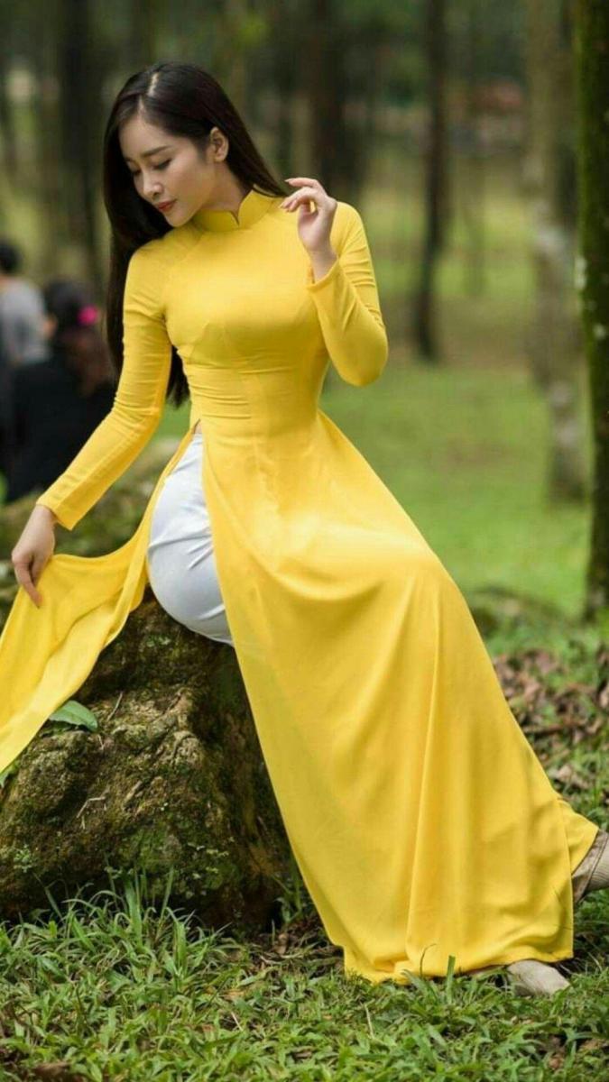 Hình ảnh con gái xinh đẹp trong bikini màu trắng trong suốt