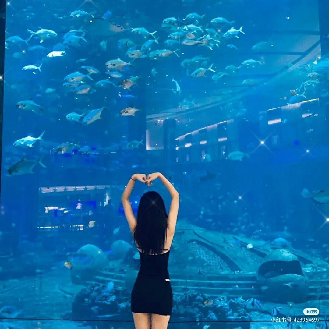 Ảnh gái xinh mọng nước trong bộ đồ gym màu xanh da trời