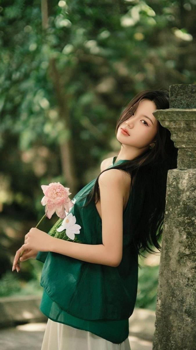 Cô gái xinh đẹp trong bộ bikini xanh lá mùa hè