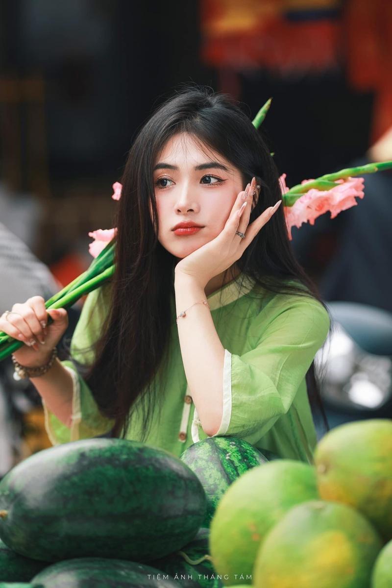 Ảnh gái xinh nóng trong bộ đồ ngực to màu xanh lá