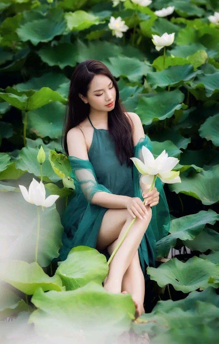 Ảnh đẹp gái xinh ngực to màu xanh lá sắc đẹp tóc đen