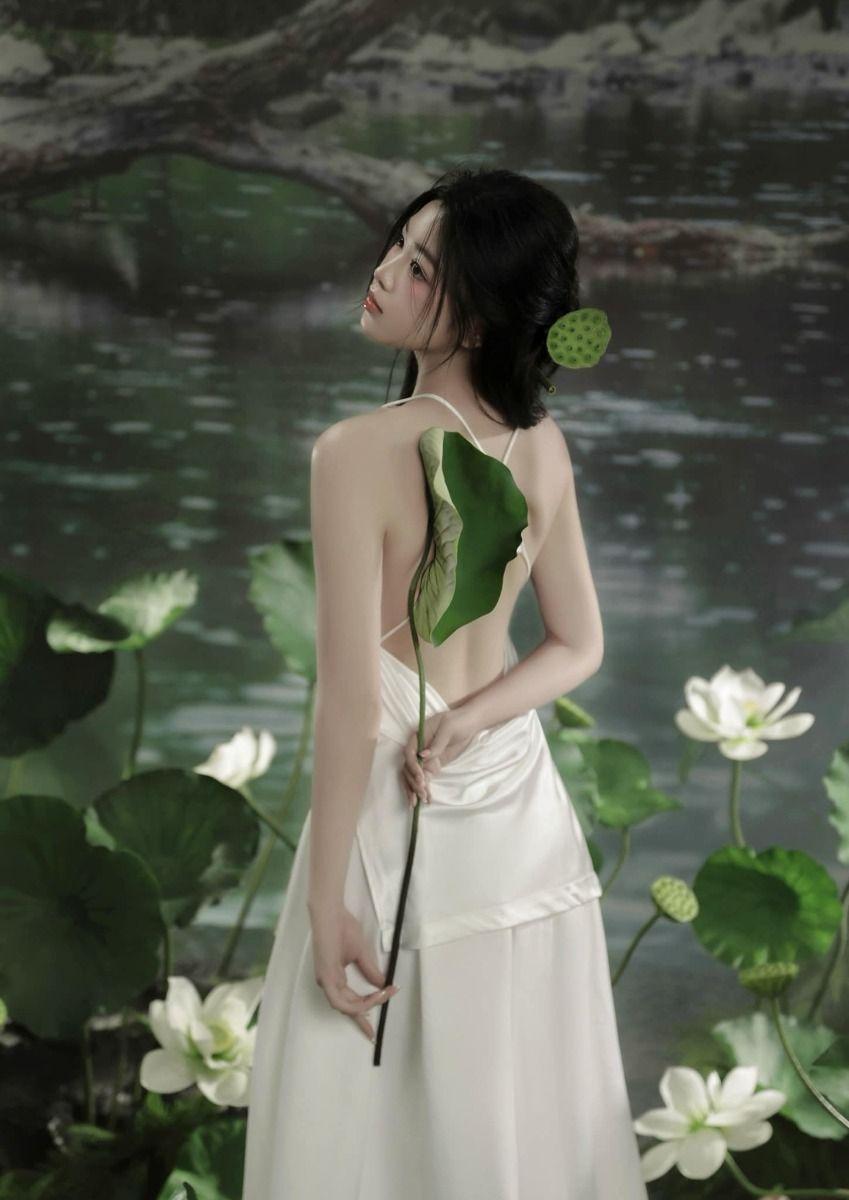Gái Xinh , Gái Đẹp Lộ Với Váy Xanh Lá