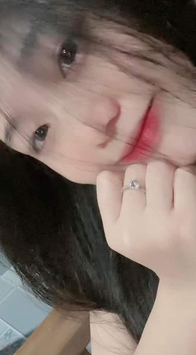 Gái xinh gợi cảm che mặt với mắt kính