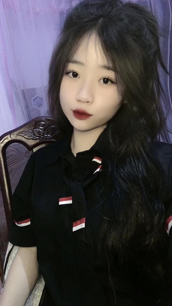 Hình cô gái xinh với ngực to trong áo tóc đen