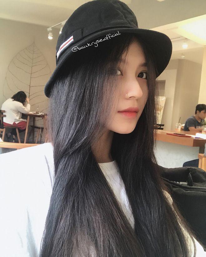 Gái Xinh Nằm Bên Hoa, Cô Gái Xinh Xắn Tuyệt