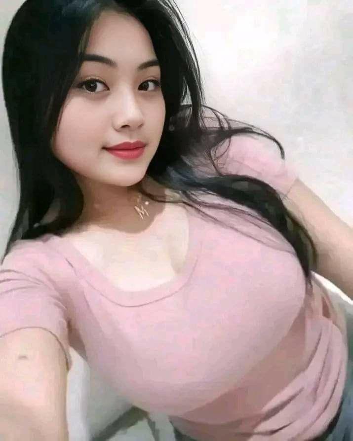 Cô gái xinh xắn với ngực to quyến rũ