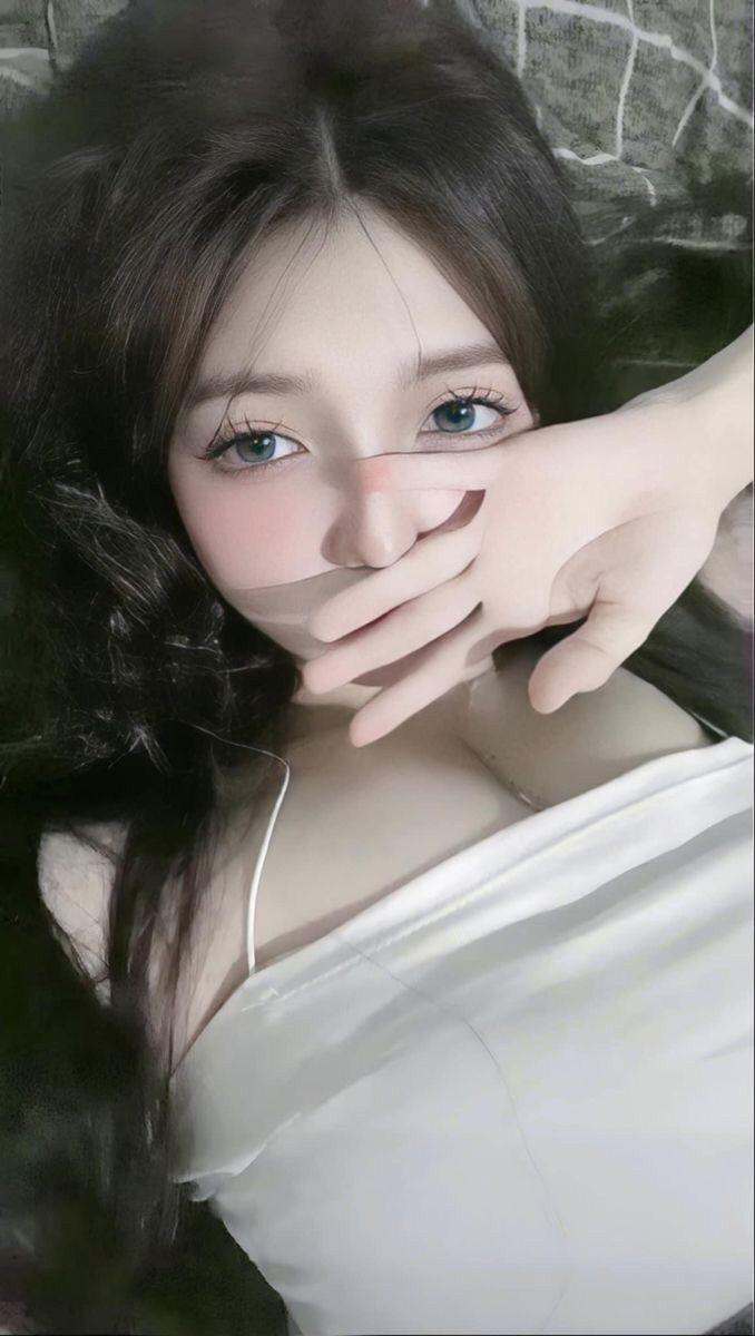 Ảnh gái xinh tóc ngắn với làn da trắng
