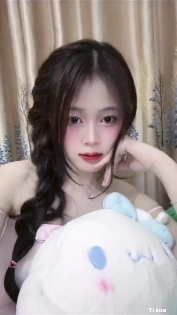 Gái Xinh Ngực To Với Tóc Ngắn Xinh