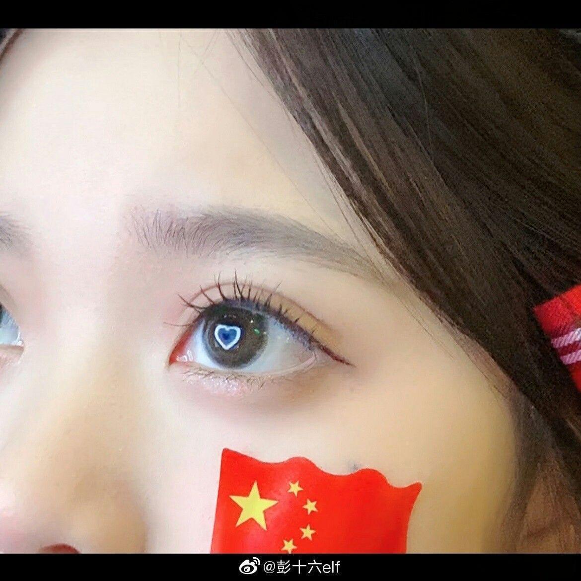 Ảnh gái xinh cởi ngực to mới lóng mi biểu cảm khuôn mặt