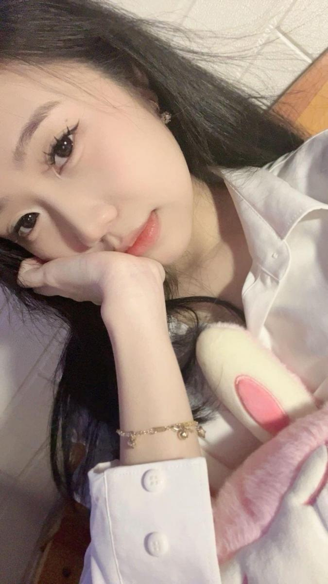 Ảnh gái xinh học xinh với ngực to và mong to