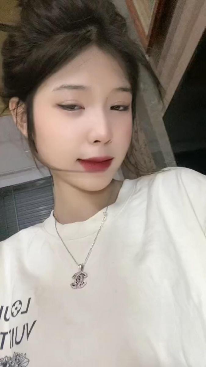 Gái Xinh Ngực To Mới Lòng Mi Hồng