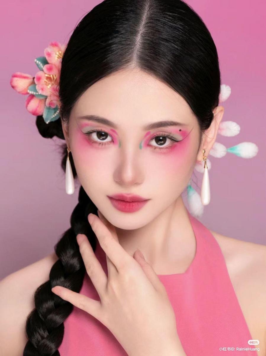 Gái xinh 21 với ngực to, kiểu tóc love cực xinh