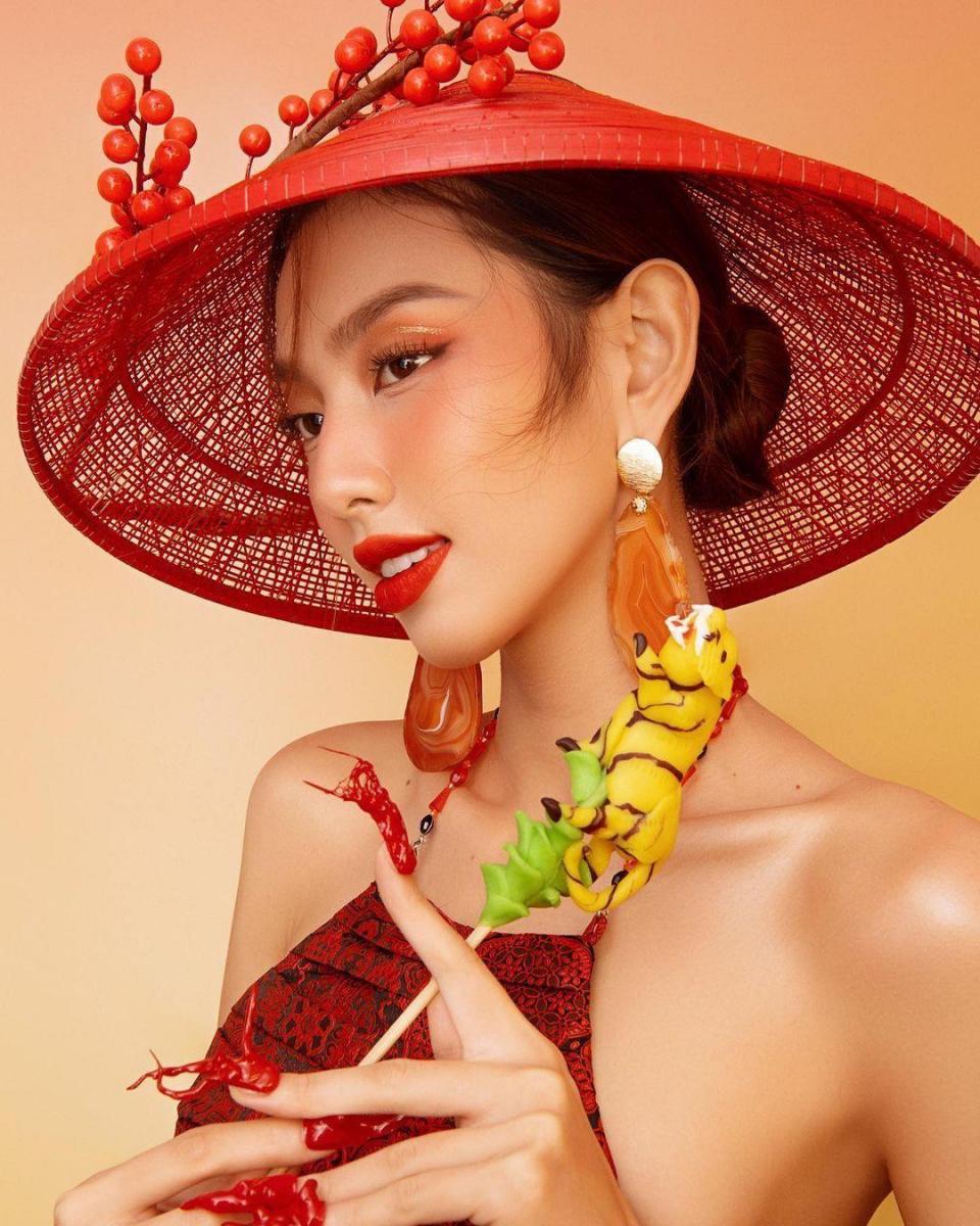 Ảnh ngực gái đẹp trong bộ đồ đỏ mới mẻ