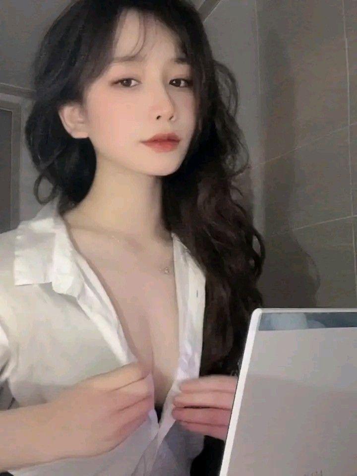 Ảnh gái xinh đẹp với ngực to và tóc đen