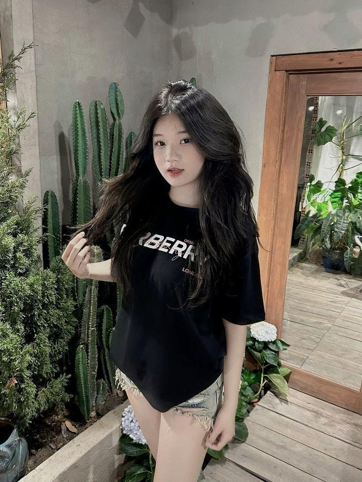 Gái xinh áo hai dây bên hồ bơi