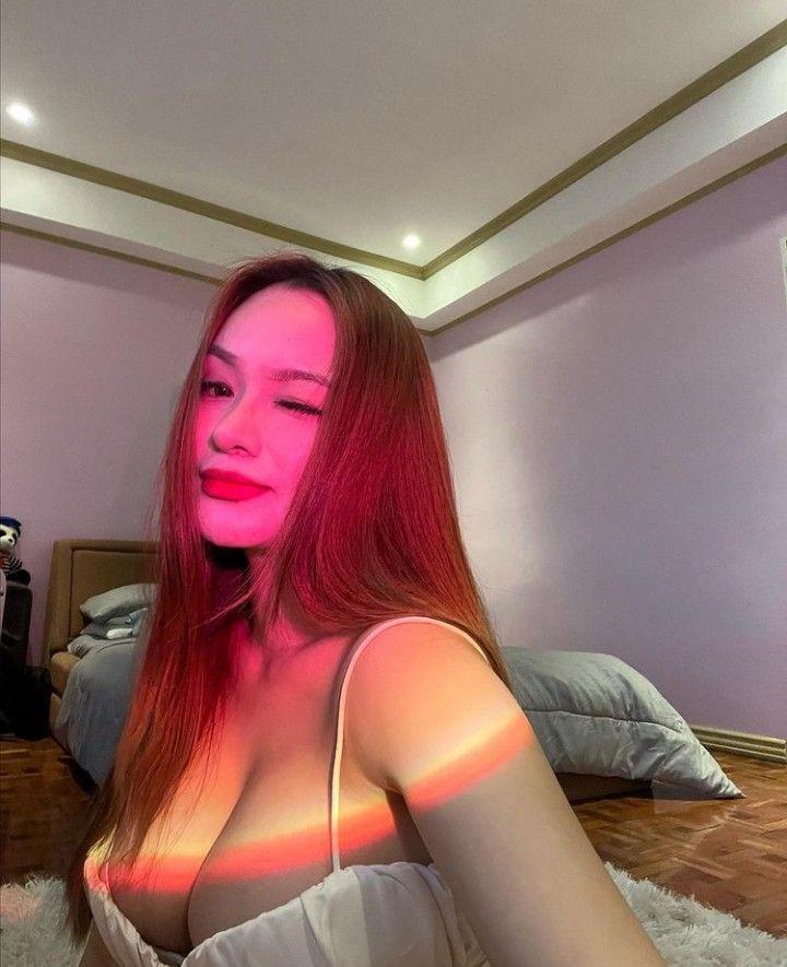 Ảnh gái xinh tắm biển với tóc dài, ngực to