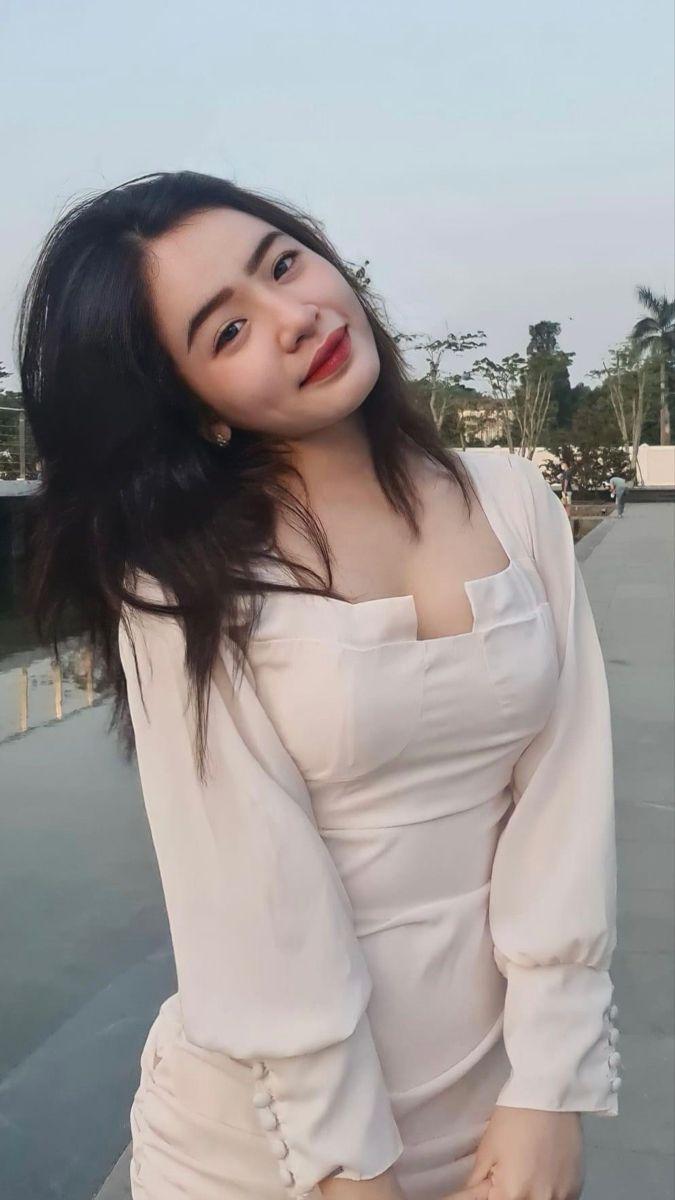 Hình ảnh cô gái xinh đẹp với vú gợi cảm