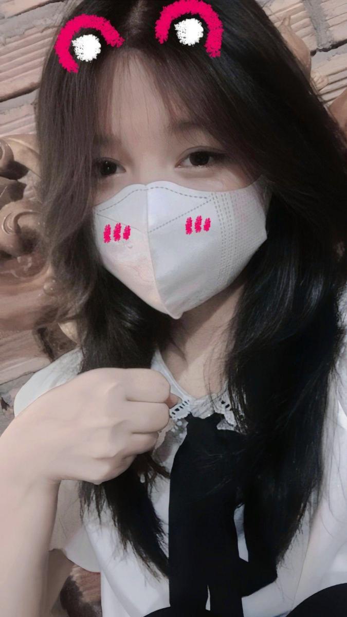 Ảnh gái xinh tóc ngang vai che mặt và đeo mắt kính